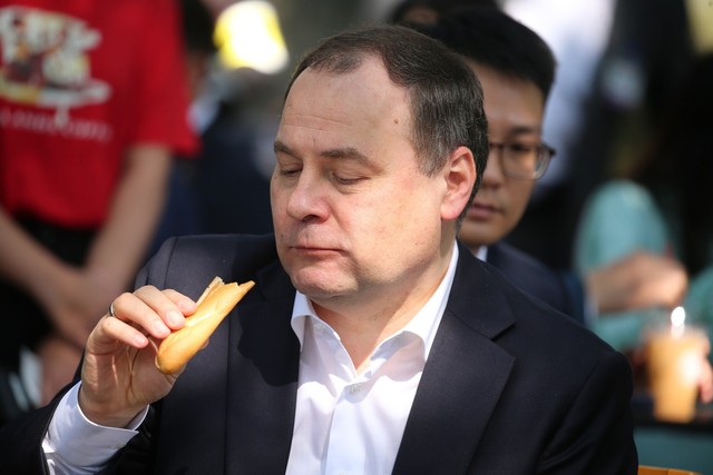 Thủ tướng Phạm Minh Chính và Thủ tướng Belarus cùng thưởng thức cà phê, bánh mì que - Ảnh 4.