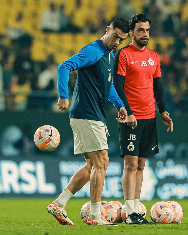 Ronaldo tỏa sáng trong trận đấu thứ 1.200, giúp Al Nassr níu kéo hy vọng vô địch - Ảnh 1.