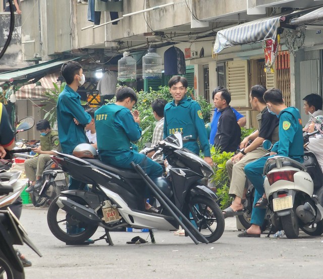 TP.HCM: Bắt người đàn ông đốt nhà rồi dọa chém người dân ở Q.10 - Ảnh 4.