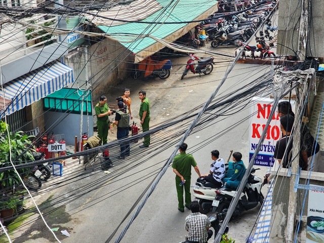 TP.HCM: Bắt người đàn ông đốt nhà rồi dọa chém người dân ở Q.10 - Ảnh 1.