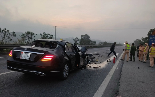 Mercedes tông vào đuôi xe tải trên cao tốc, 2 người thương vong - Ảnh 3.