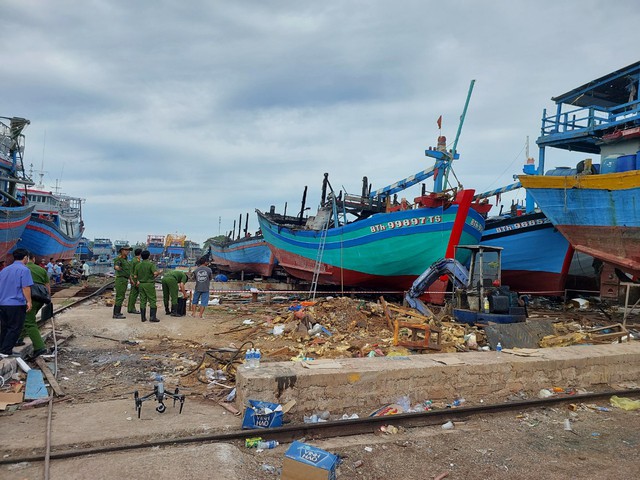 Bộ Công an tham gia khám nghiệm hiện trường vụ cháy 11 tàu cá ở Bình Thuận - Ảnh 3.