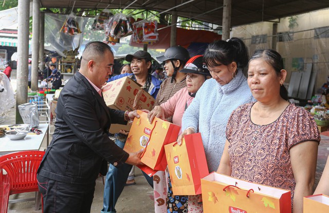 Sau vụ cháy chợ Khe Tre, tiểu thương xúc động nhận sẻ chia từ cộng đồng - Ảnh 1. Sau vụ cháy chợ Khe Tre, tiểu thương xúc động nhận sẻ chia từ cộng đồng - Ảnh 1.