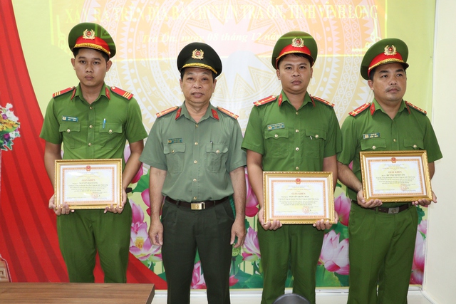Công an tỉnh Trà Vinh trao 260 triệu đồng cho đại úy Trần Hoàng Ngôi - Ảnh 3.