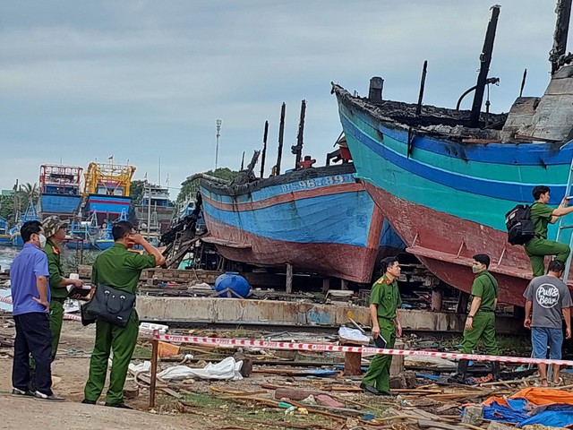 Bộ Công an tham gia khám nghiệm hiện trường vụ cháy 11 tàu cá ở Bình Thuận - Ảnh 1.