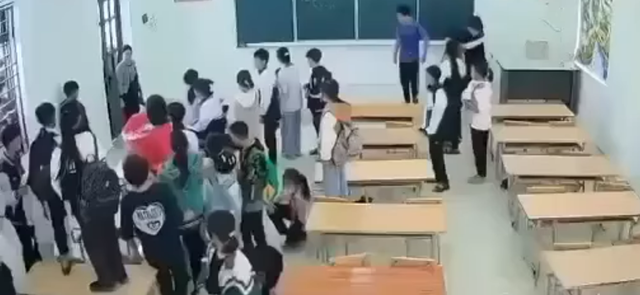 Học sinh bao vây, ném dép vào cô giáo: Người trẻ lo lắng về nghiệp sư phạm - Ảnh 1. Học sinh bao vây, ném dép vào cô giáo: Người trẻ lo lắng về nghiệp sư phạm - Ảnh 1.