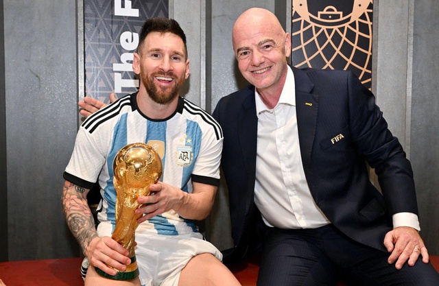 Chủ tịch FIFA gây sốc muốn Messi thi đấu đến World Cup 2034 khi 47 tuổi - Ảnh 1.