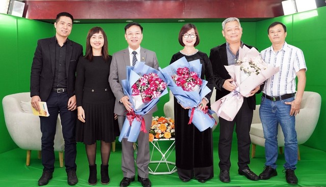 Ông Bùi Quang Duẩn (ngoài cùng bên phải) - Phó tổng thư ký tòa soạn Báo Thanh Niên tặng hoa cho các khách mời trong tọa đàm