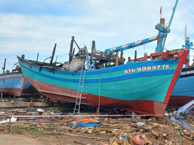 Bộ Công an tham gia khám nghiệm hiện trường vụ cháy 11 tàu cá ở Bình Thuận - Ảnh 2.