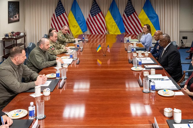 Mỹ và Ukraine tuyên bố sẽ cùng sản xuất các vũ khí trọng yếu - Ảnh 1.