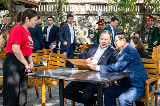 Thủ tướng Phạm Minh Chính và Thủ tướng Belarus uống cafe đen, thưởng thức bánh mì que - Ảnh 1.