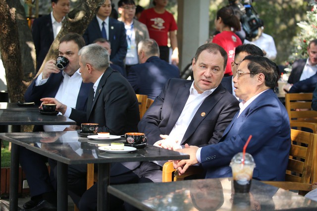 Thủ tướng Phạm Minh Chính và Thủ tướng Belarus uống cafe đen, thưởng thức bánh mì que - Ảnh 2.