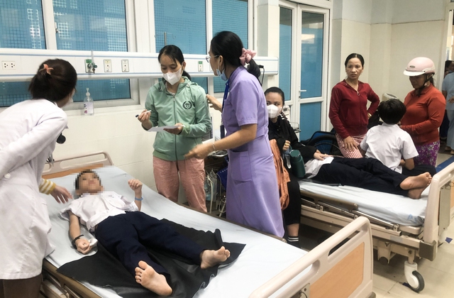 Hàng chục học sinh ở Quảng Ngãi nhập viện nghi bị ngộ độc thực phẩm - Ảnh 1.