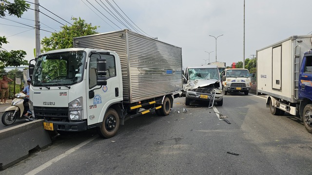 Ô tô 16 chỗ tông xe tải dừng trên QL1 biến dạng, người phụ nữ nhập viện - Ảnh 1. Ô tô 16 chỗ tông xe tải dừng trên QL1 biến dạng, người phụ nữ nhập viện - Ảnh 1.