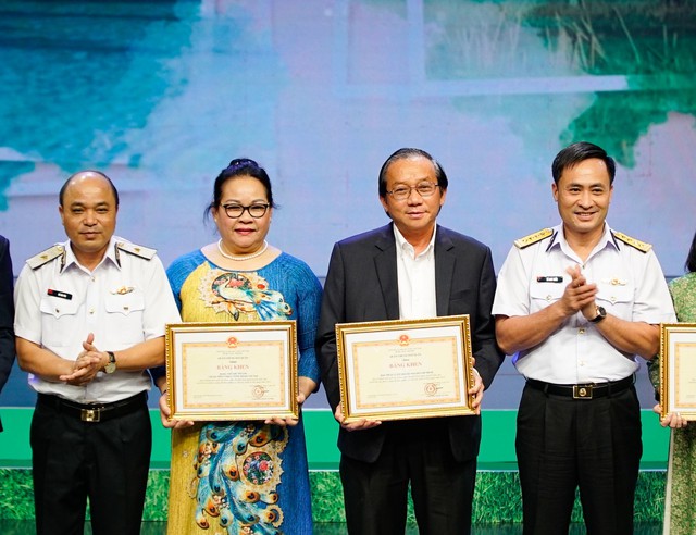 Phó Tổng giám đốc Vietjet Đỗ Xuân Quang nhận bằng khen cho những đóng góp vì thế hệ trẻ Việt Nam
