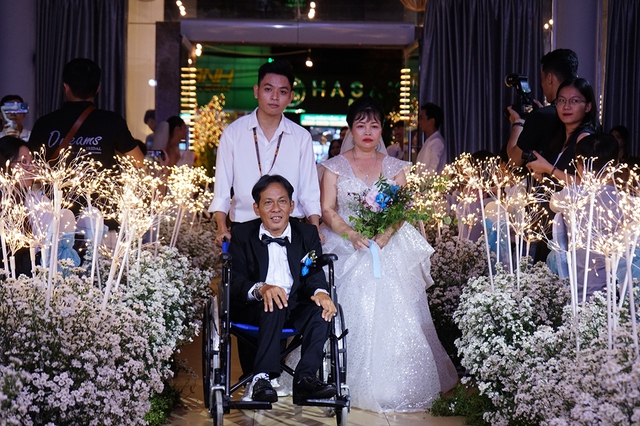 Nhóm sinh viên tổ chức hôn lễ cho các cặp đôi khuyết tật - Ảnh 3.