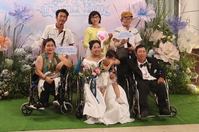 Nhóm sinh viên tổ chức hôn lễ cho các cặp đôi khuyết tật - Ảnh 1.