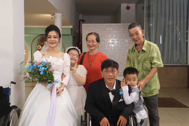 Nhóm sinh viên tổ chức hôn lễ cho các cặp đôi khuyết tật - Ảnh 2.