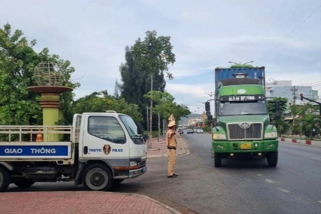 Lập tổ kiểm tra ghi hình để xử lý vi phạm giao thông tại TP.Quy Nhơn  - Ảnh 1.