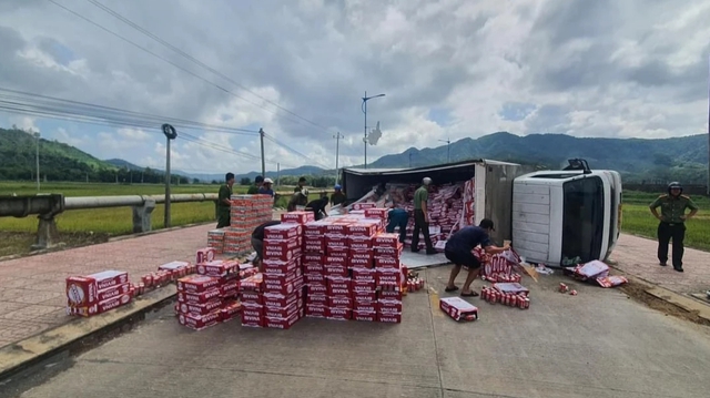Phú Yên: Công an giúp tài xế thu gom bia sau khi xe tải bị lật - Ảnh 1.