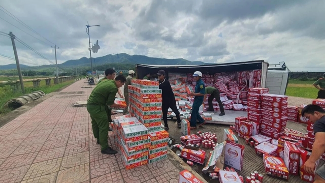 Phú Yên: Công an giúp tài xế thu gom bia sau khi xe tải bị lật - Ảnh 2.