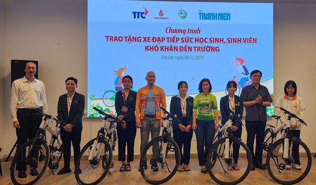 Báo Thanh Niên tặng xe đạp tiếp sức học sinh, sinh viên đến trường - Ảnh 1.