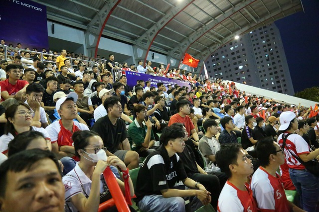 Đông nghịt khán giả xem bán kết Cúp bóng đá quốc gia 7 người - Ảnh 4.