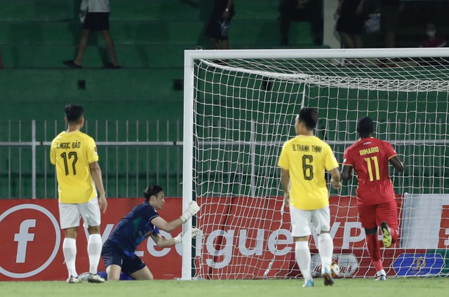 Kết quả V-League, CLB Bình Định 2-3 CLB Thanh Hóa: Thủ môn Văn Lâm mắc sai lầm - Ảnh 1.