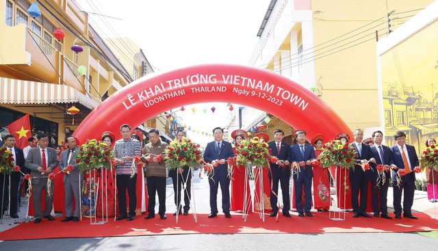 Chủ tịch Quốc hội khai trương Phố Việt Nam đầu tiên trên thế giới tại Thái Lan - Ảnh 1.