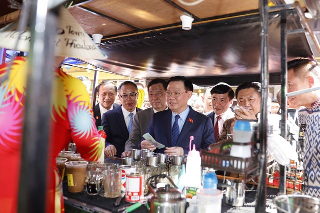 Chủ tịch Quốc hội khai trương Phố Việt Nam đầu tiên trên thế giới tại Thái Lan - Ảnh 2.