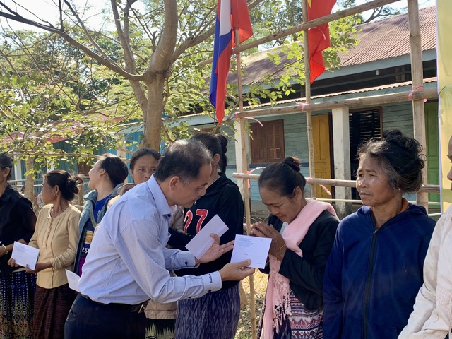 Khám bệnh, phát thuốc miễn phí cho 500 hộ dân khó khăn ở Lào - Ảnh 2.