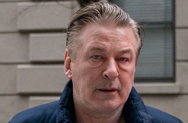 Diễn viên Alec Baldwin bị buộc tội ngộ sát - Ảnh 1.