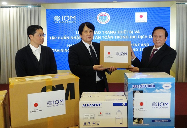 Nhật bản, IOM tặng thiết bị vệ sinh cho cán bộ tuyến đầu ở Quảng Trị - Ảnh 1.