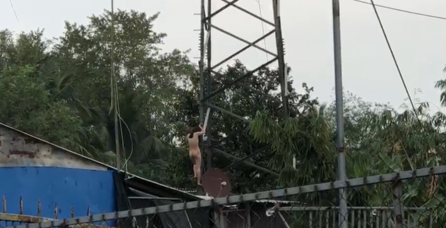 Tiền Giang: Cô gái có biểu hiện ngáo đá leo lên trụ điện cao thế  - Ảnh 3.
