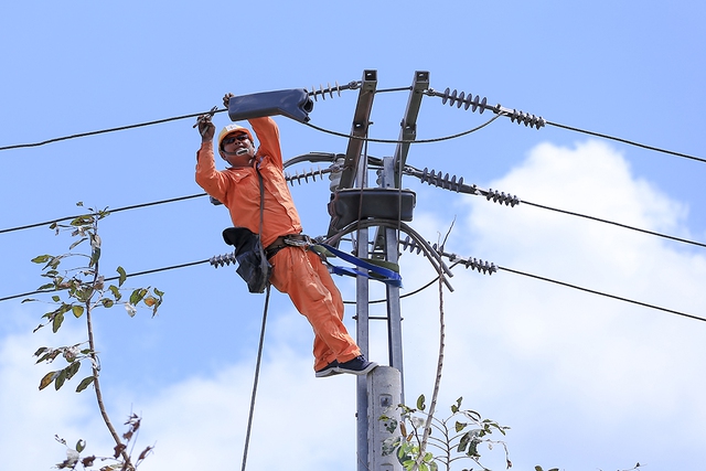 Công nhân kiểm tra đường dây điện trước Tết Nguyên đán 2023