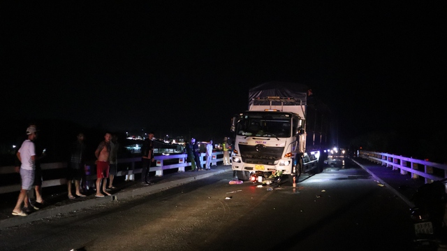 Bình Phước: Xe tải tông xe máy giữa cầu Nha Bích, 2 người tử vong tại chỗ - Ảnh 1.