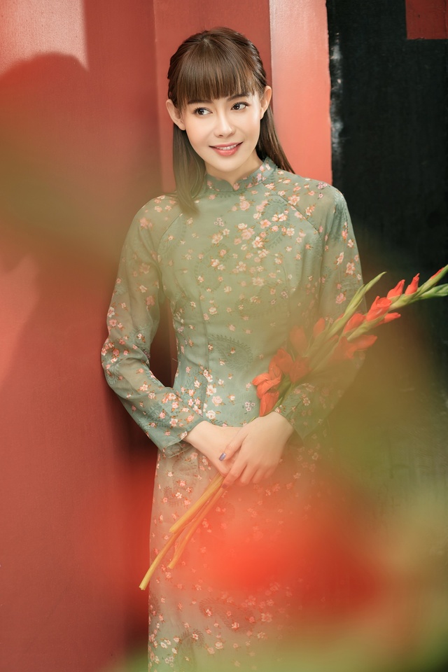 Hoa hậu Hải Dương khoe vẻ đẹp trẻ trung trong tà áo dài - Ảnh 6.