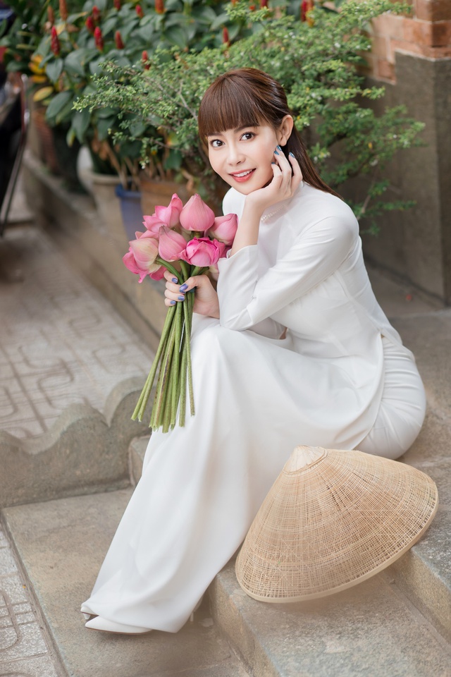 Hoa hậu Hải Dương khoe vẻ đẹp trẻ trung trong tà áo dài - Ảnh 1.