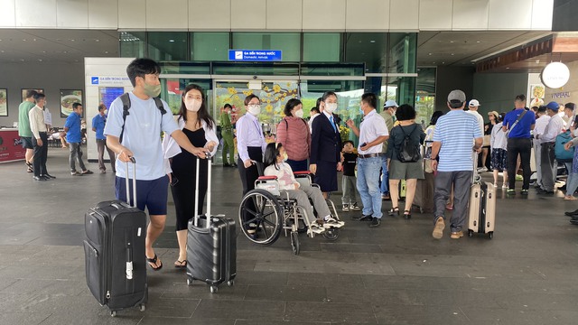 Du khách Hà Nội nhận lại vali bị 'cầm nhầm' tại sân bay Phú Quốc - Ảnh 1.