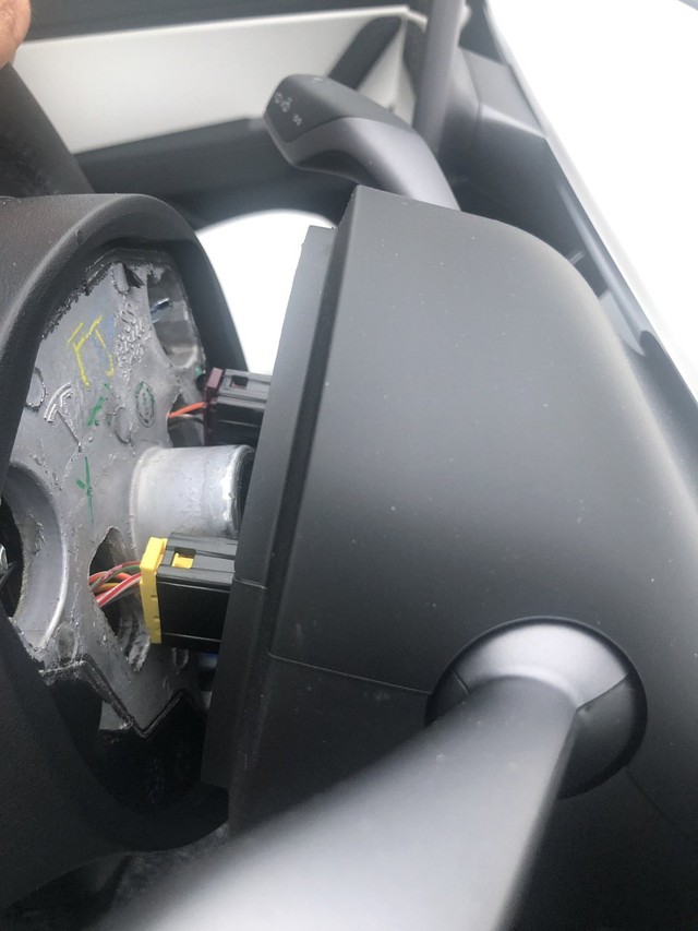 Xe điện Tesla mới mua 1 tuần 'rớt' vô lăng trên cao tốc - Ảnh 2.