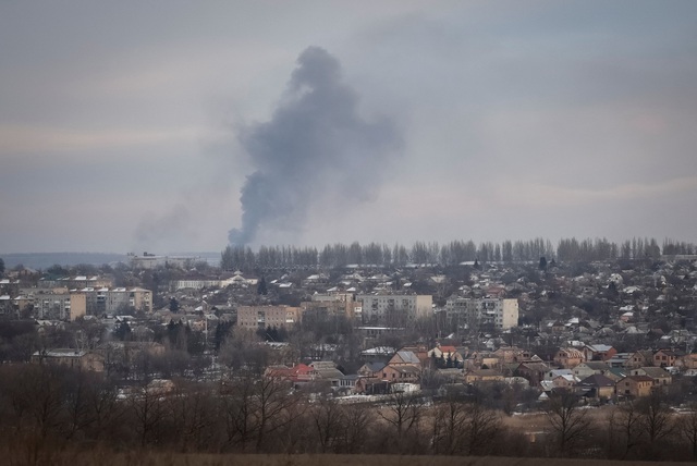 Khói bốc lên do pháo kích tại thành phố Bakhmut ở miền đông Ukraine ngày 9.2