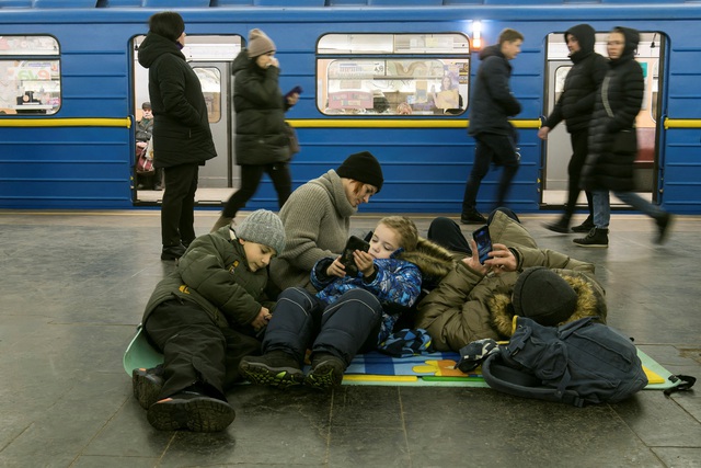 Người dân trú ẩn dưới ga tàu điện ngầm ở Kyiv rạng sáng 10.2