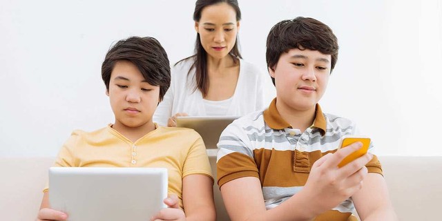 Tại sao con cái 'phòng thủ' với tài khoản mạng xã hội của cha mẹ? - Ảnh 1.