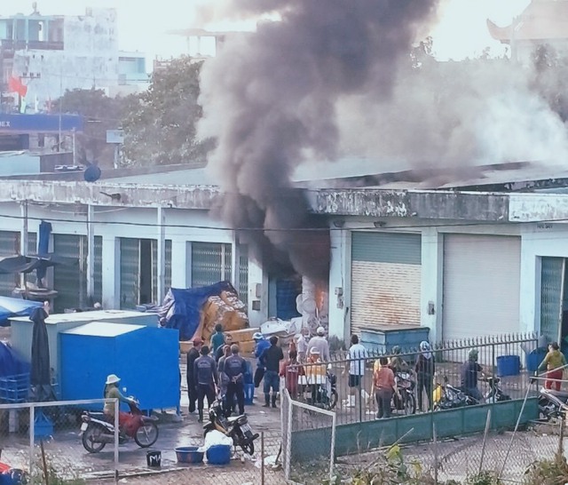 Cháy kho hàng ở Cảng cá Quy Nhơn làm 2 người bị thương - Ảnh 6.