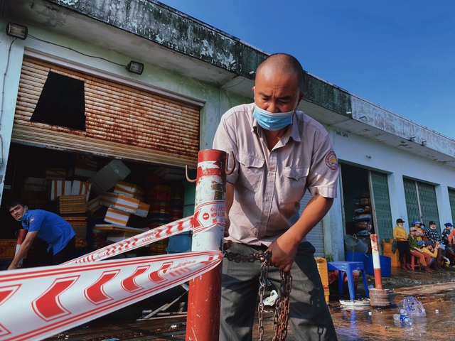 Cháy kho hàng ở Cảng cá Quy Nhơn làm 2 người bị thương - Ảnh 5.