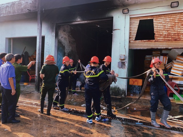 Vụ cháy ở cảng cá Quy Nhơn: Một nạn nhân đã tử vong - Ảnh 2.