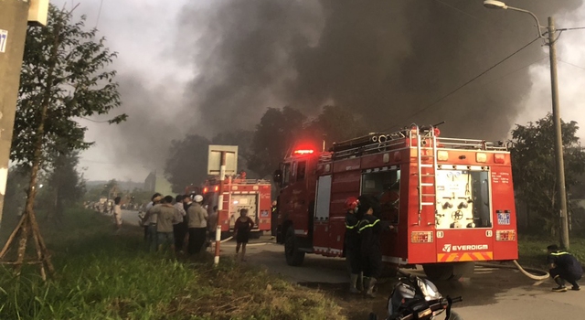 Quảng Ngãi: Cháy lớn tại công ty EPS Miền Trung, thiệt hại khoảng 7 tỉ đồng - Ảnh 2.