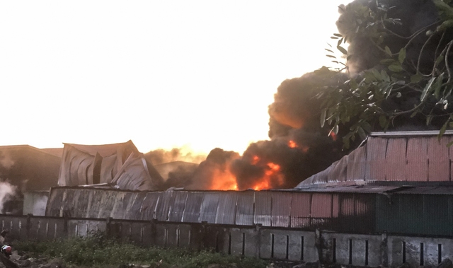 Quảng Ngãi: Cháy lớn tại công ty EPS Miền Trung, thiệt hại khoảng 7 tỉ đồng - Ảnh 1.