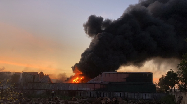 Quảng Ngãi: Cháy lớn tại công ty EPS Miền Trung, thiệt hại khoảng 7 tỉ đồng - Ảnh 3.
