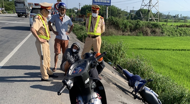 Quảng Ngãi: Ngăn chặn 3 người đi xe máy cầm hung khí đuổi chém 1 học sinh - Ảnh 1.